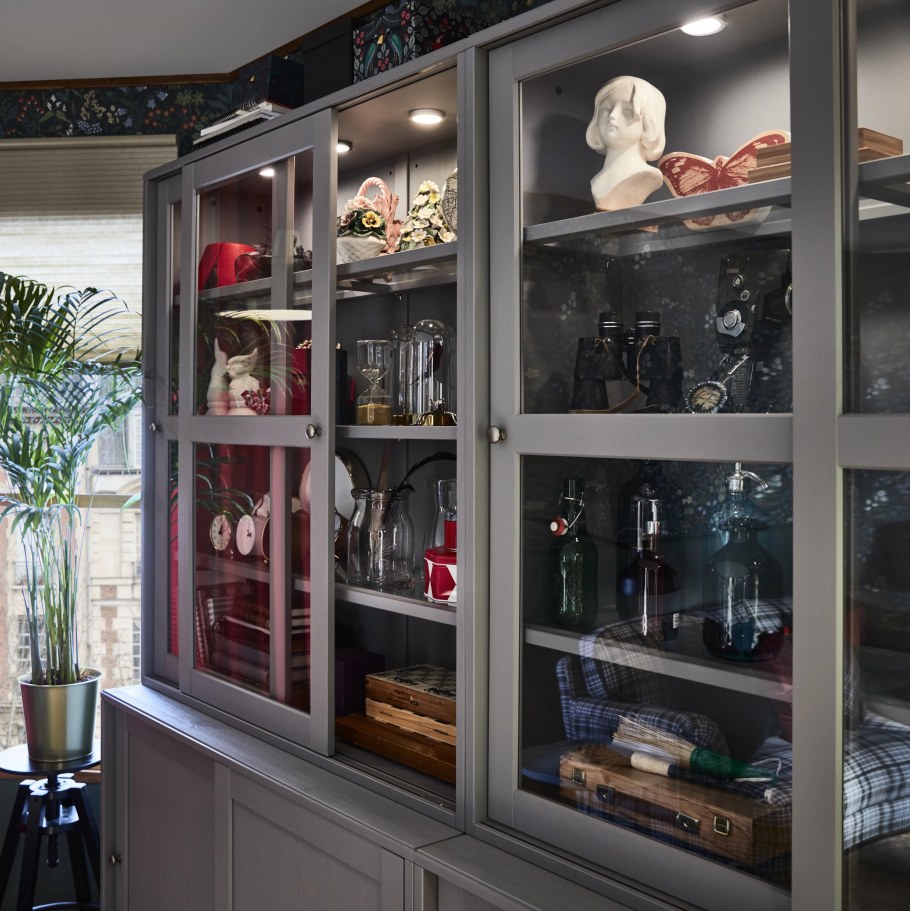 Шкаф витрина хавста в интерьере