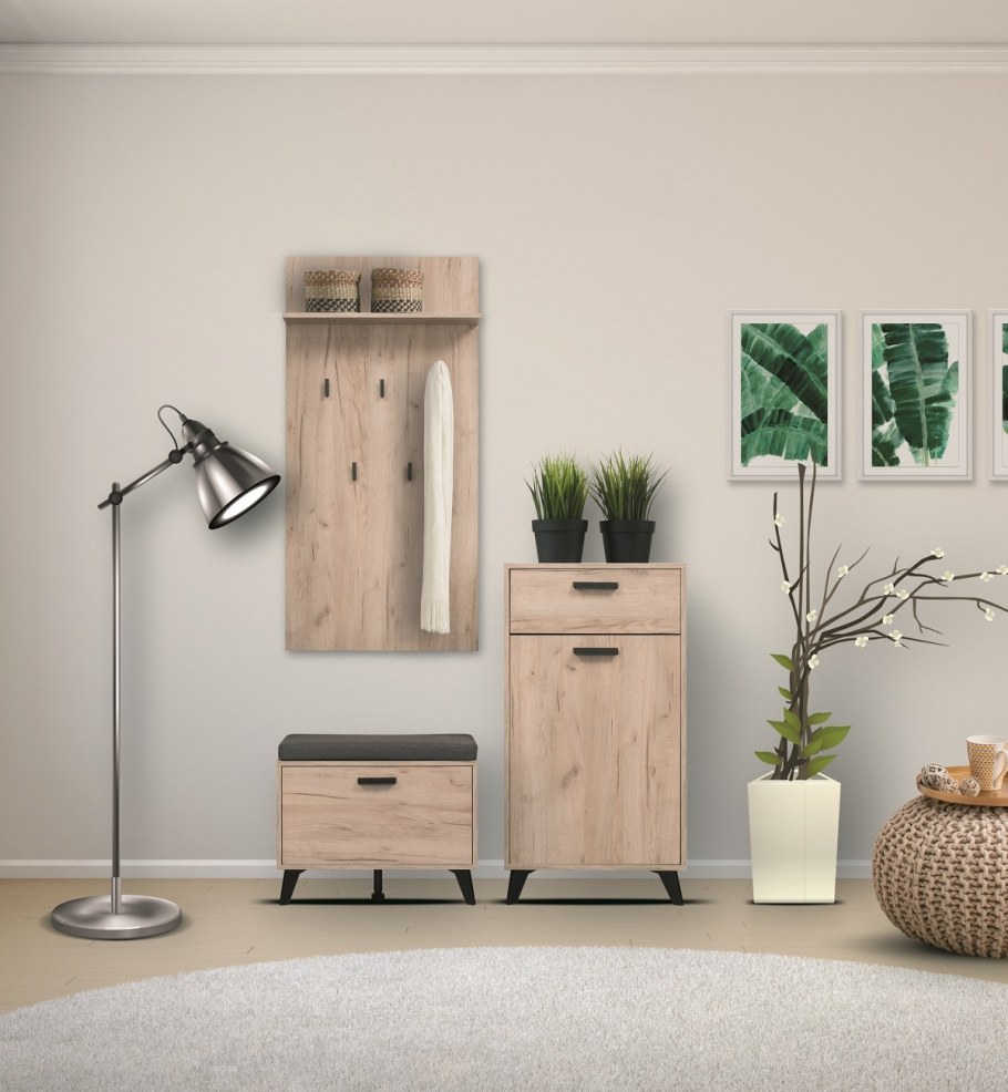 Над тумбами Магна зеркала