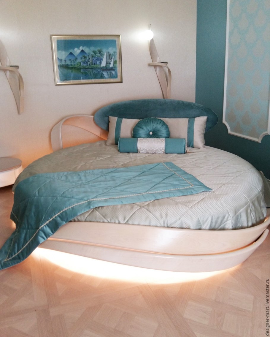 Кровать горчичного цвета