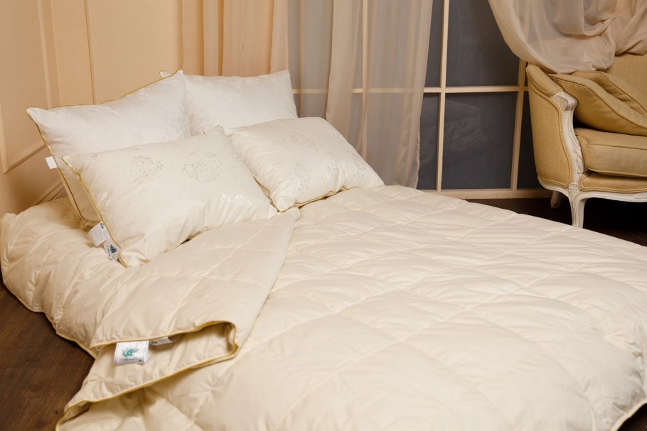 Подушки на кровати в интерьере