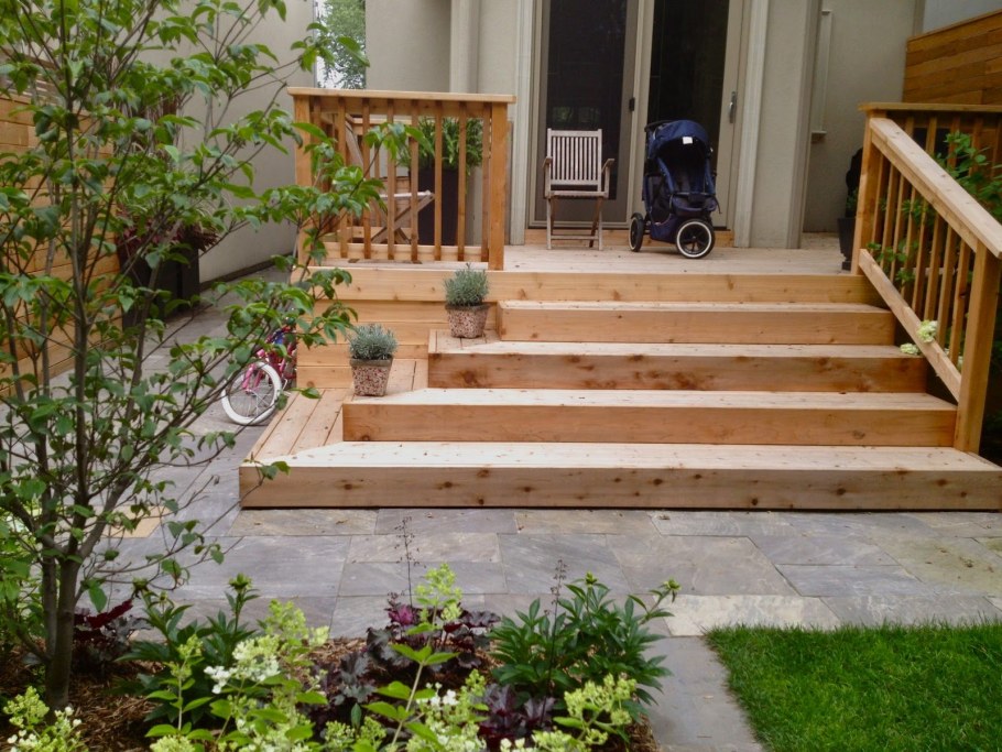 Крыльцо с балясинами