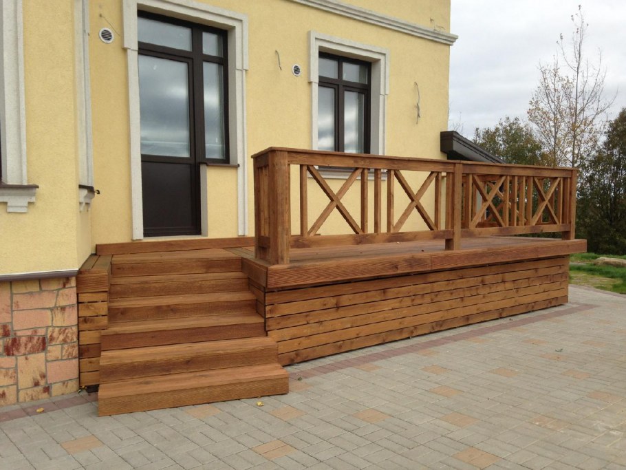 Красивое деревянное крыльцо