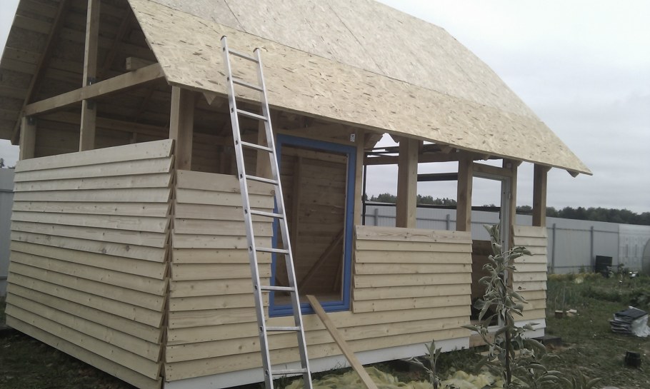 Дачный домик из досок