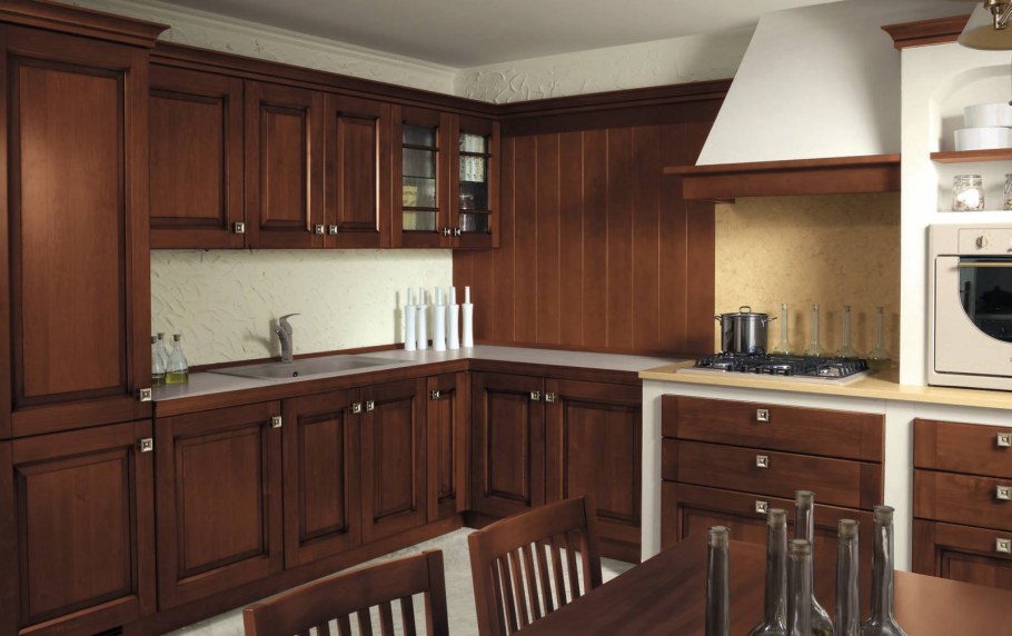 Кухни из массива с темными столешницами