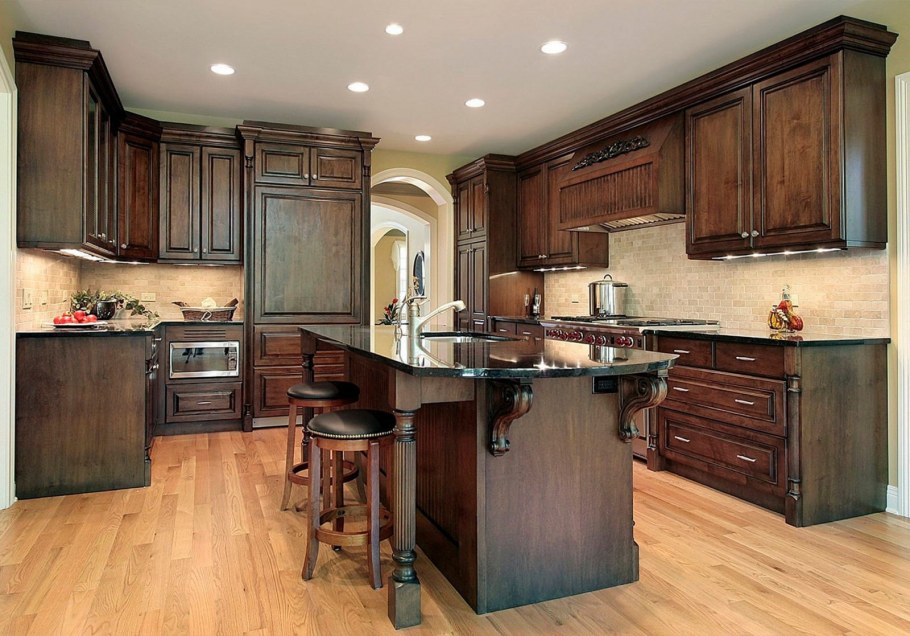Кухонный гарнитур из темного дерева