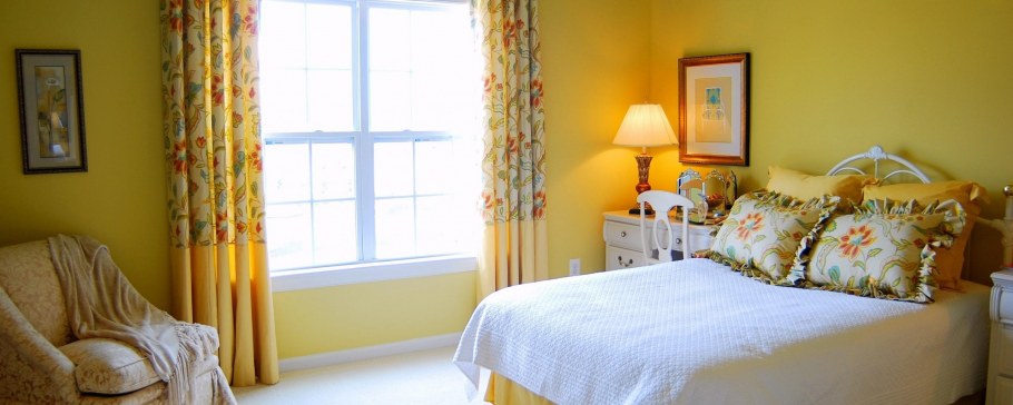 Белая комната с желтыми элементами