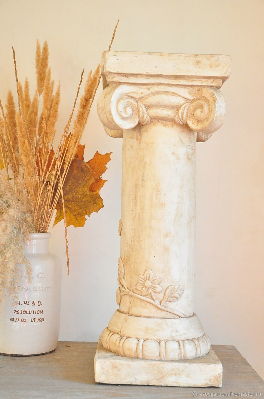 Подставка из камня колонна