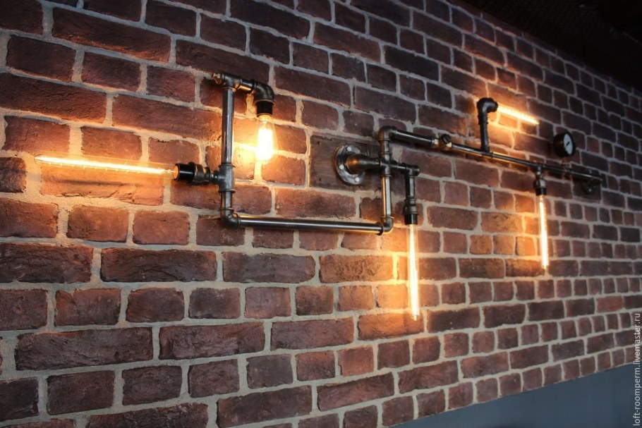 Светильники на кирпичной стене
