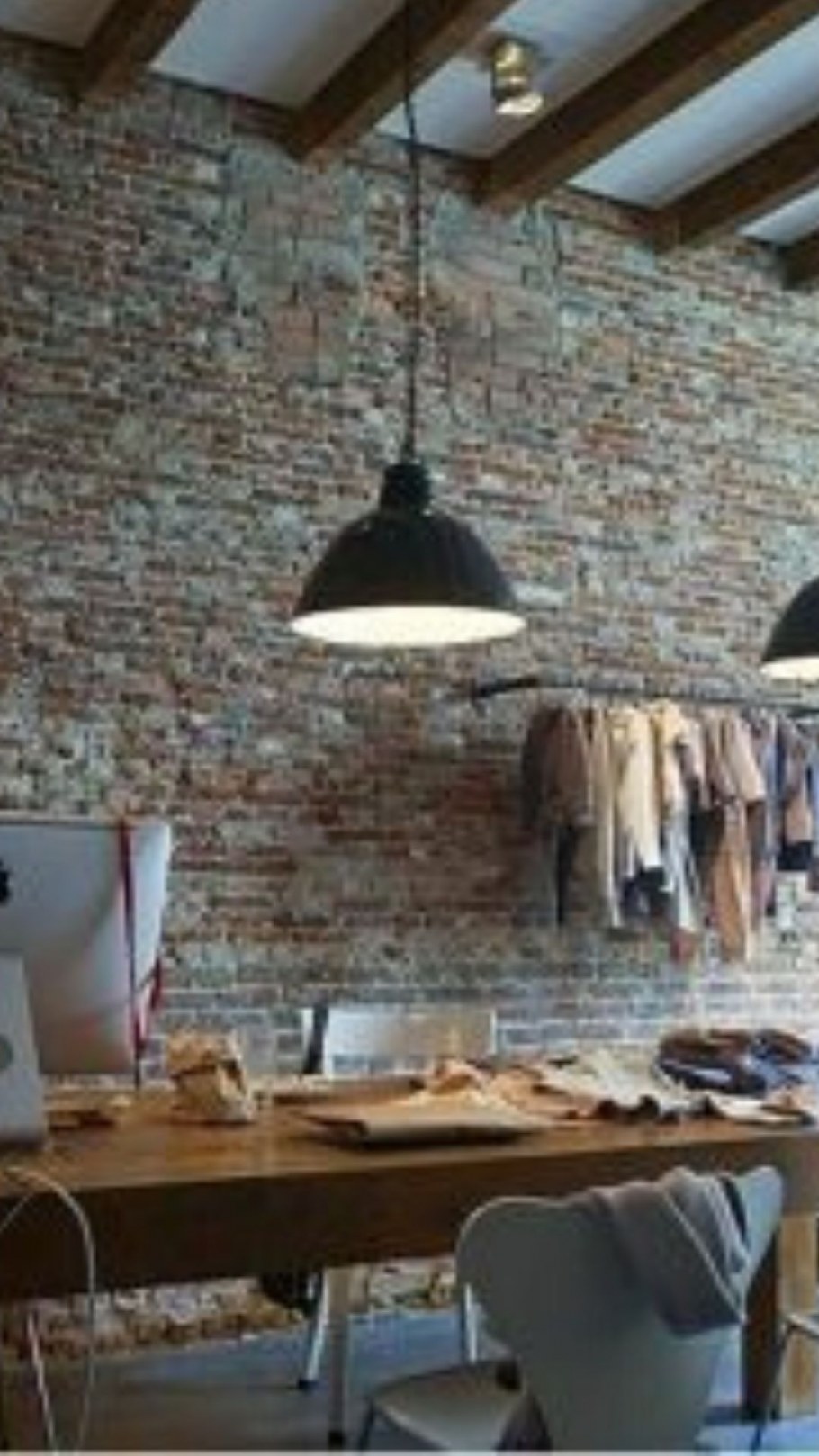 Шкаф в спальне из кирпичной стены