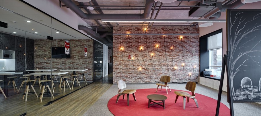 Настенные светильники на кирпичной стене