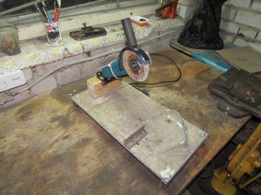 Приспособа для болгарки из дверной петли