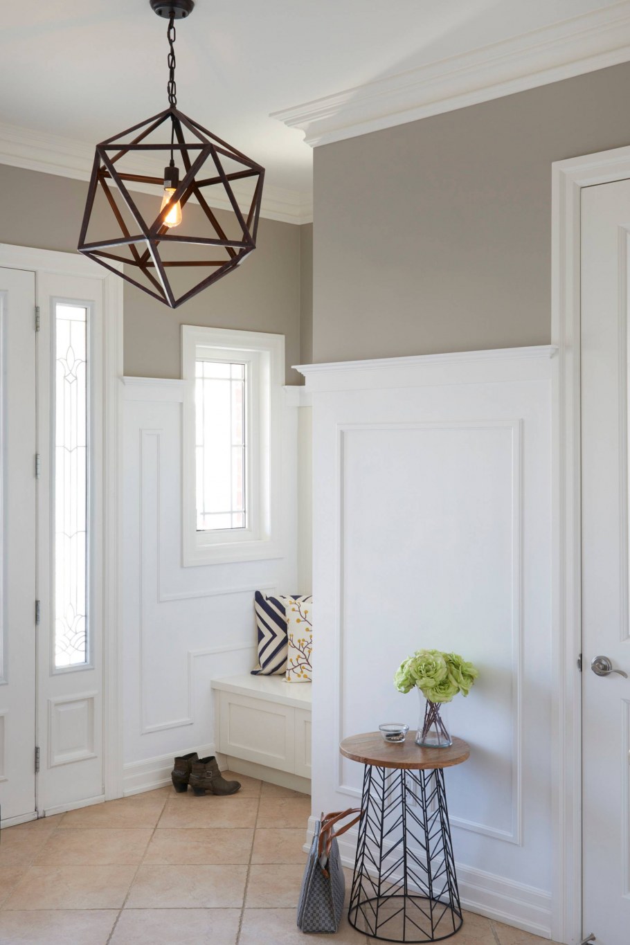 Прихожая в квартире в светлых тонах