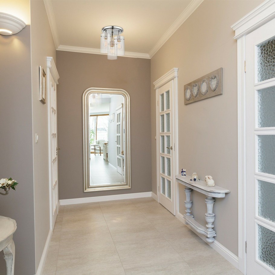 Прихожая в винных тонах