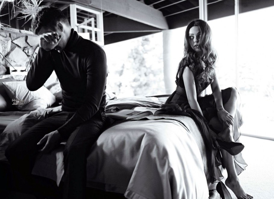 Женщина на кухонном столе