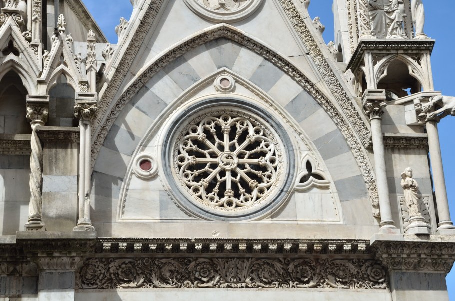 Вимперг миланского собора