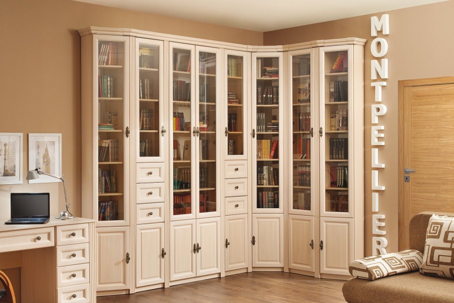 Книжный стеллаж в спальне