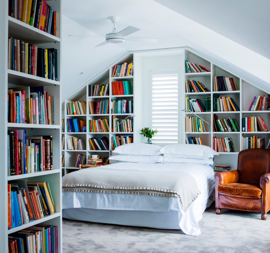Книжный шкаф в спальне