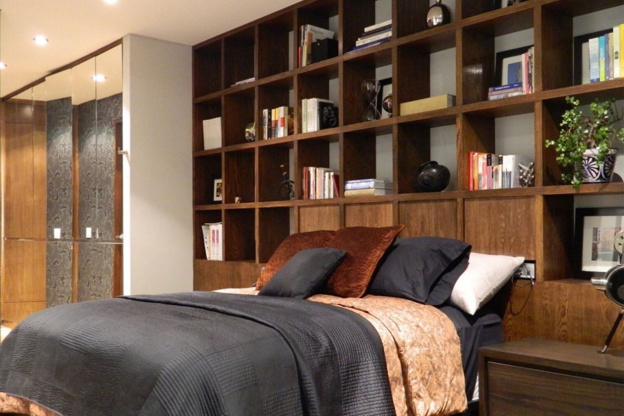 Комната с книжными полками