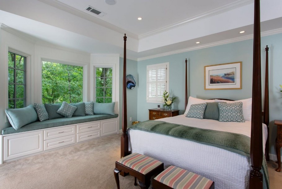 Кровать подиум в эркере