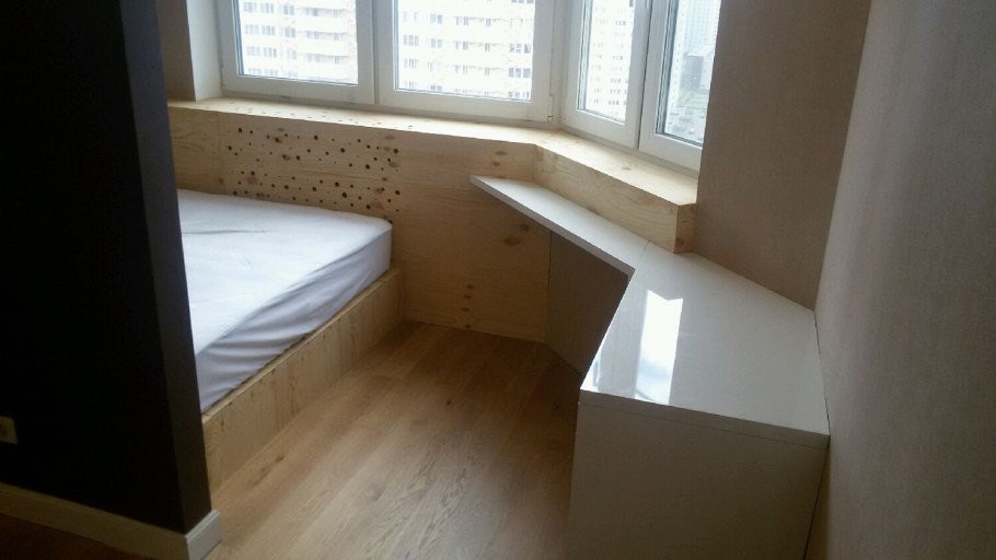 Кровать подиум в эркере