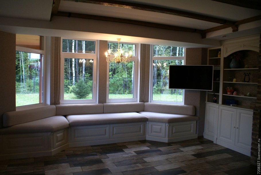 Диван в эркере гостиной