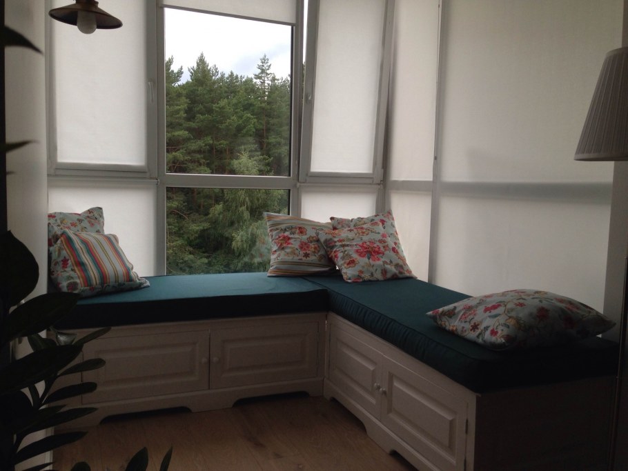 Кровать в эркере изголовьем