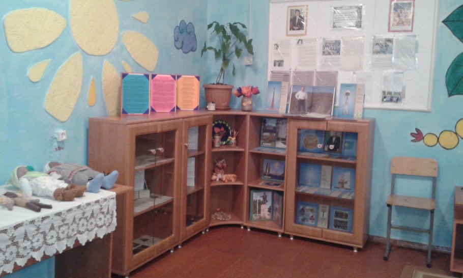 Уголок изостудии в детском саду