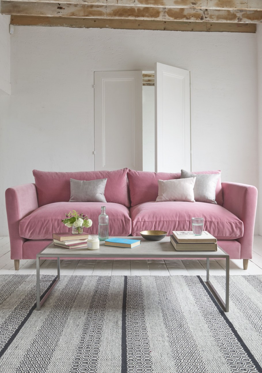 Пыльно розовый диван