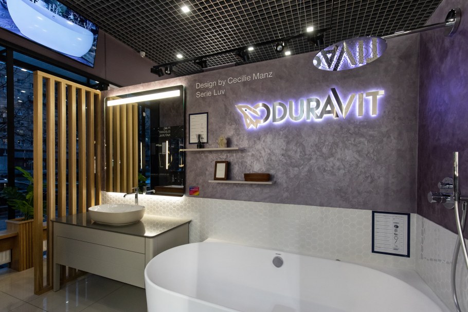 Душевая комната с окном