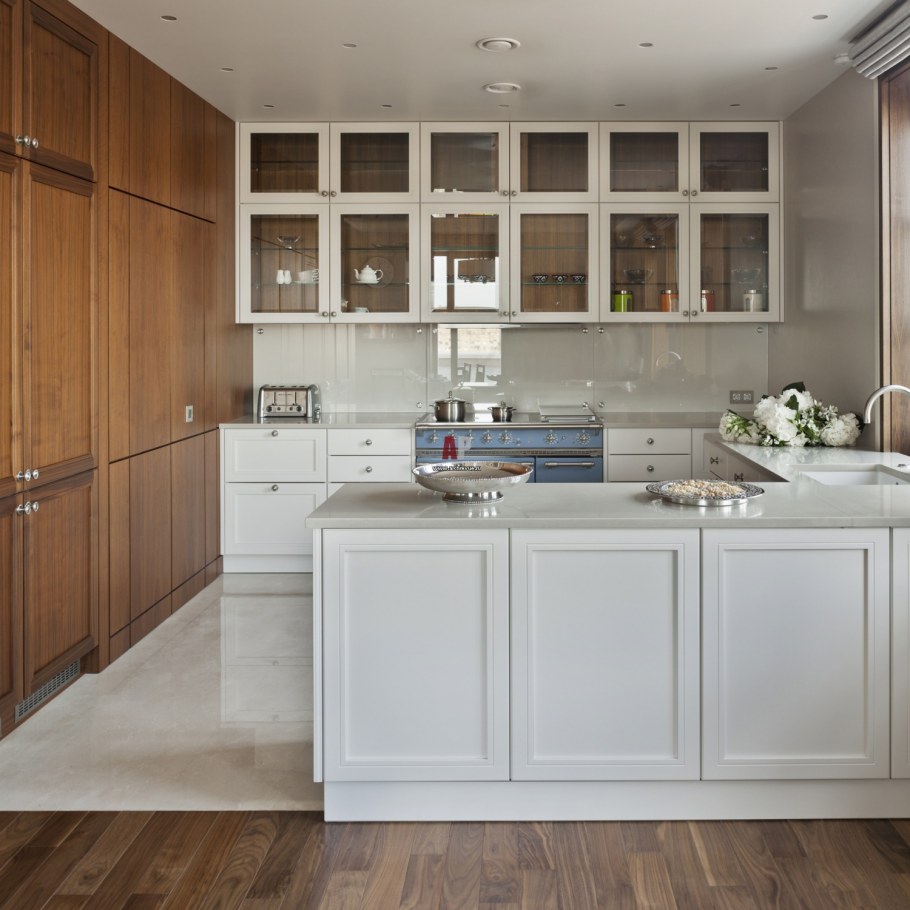 Стеклянные шкафы на кухне