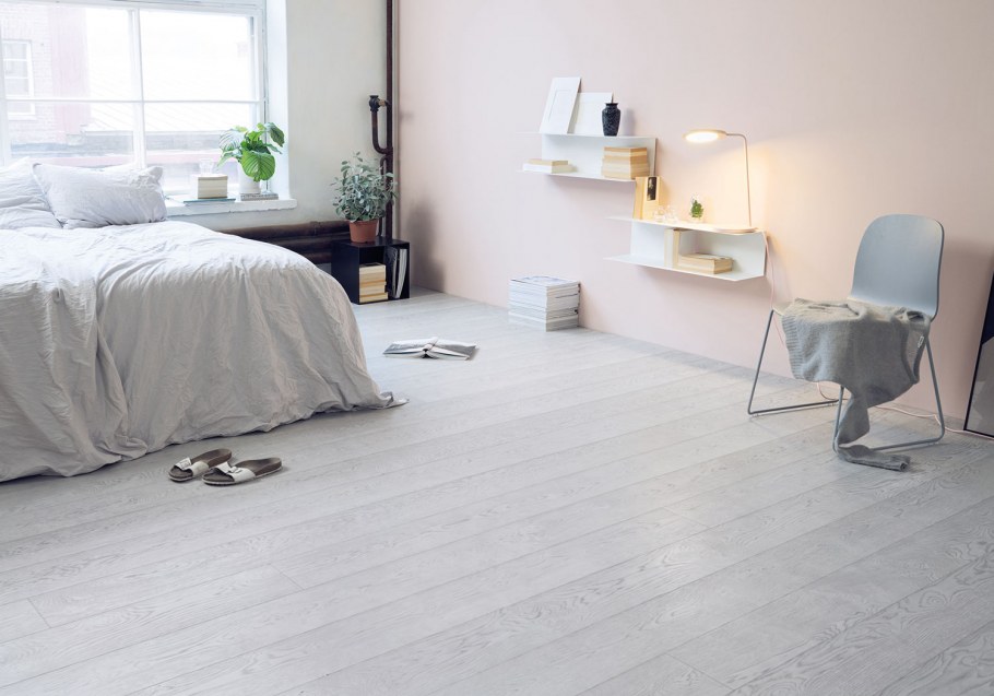 Спальня с серым ламинатом