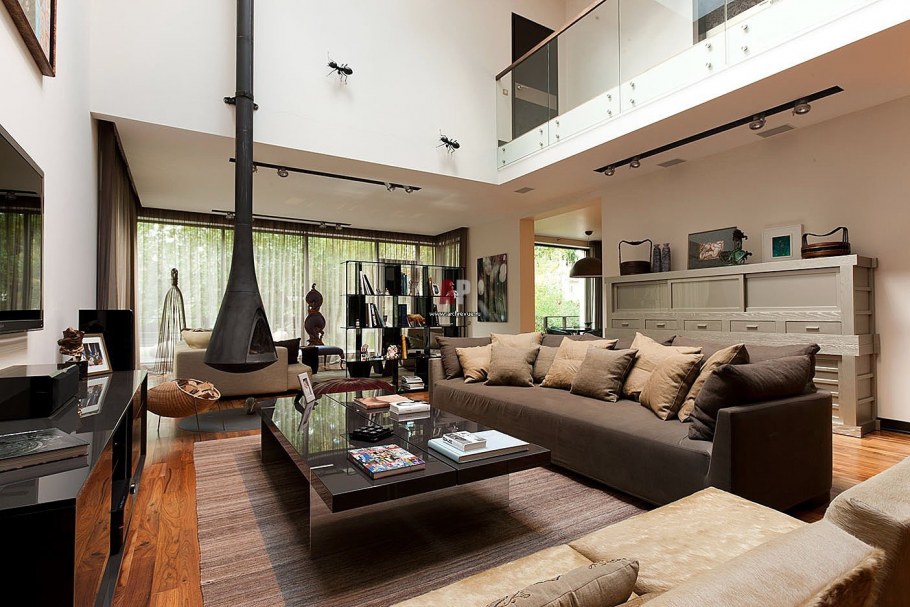 Гостиная в загородном доме в современном стиле