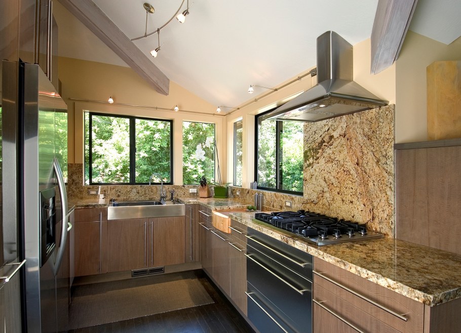 Современная кухня с окном