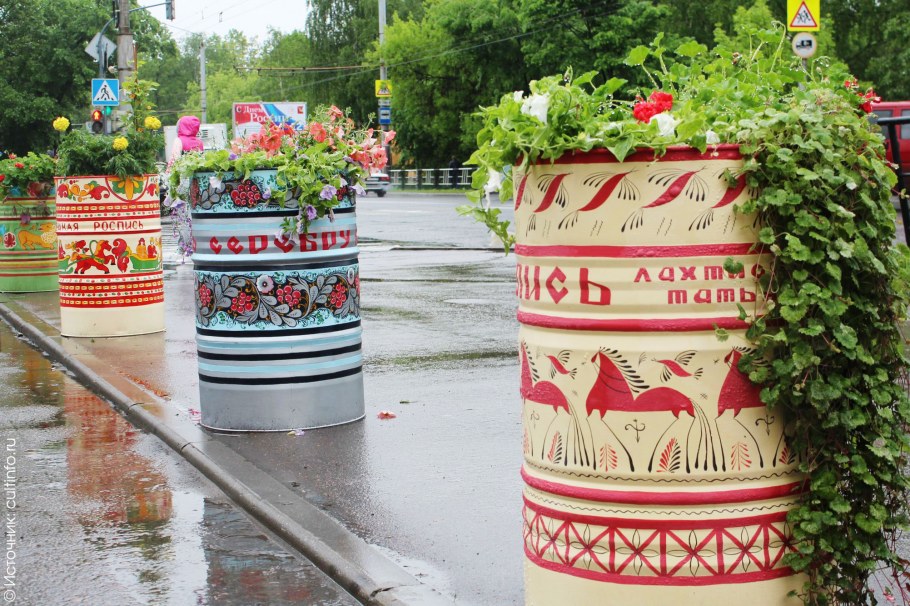 Клумба в железной бочке