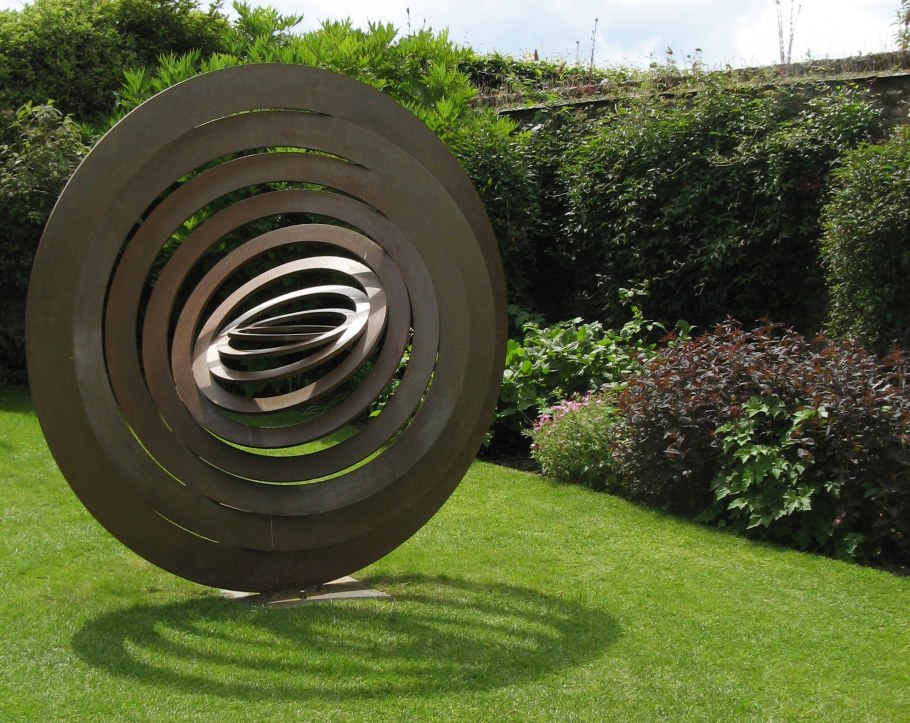 Современные скульптуры в ландшафте