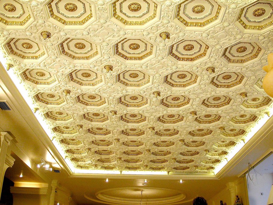 Цветной потолок в интерьере