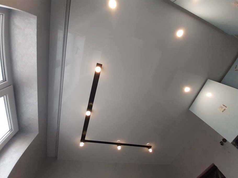 Натяжной потолок с черными нишами