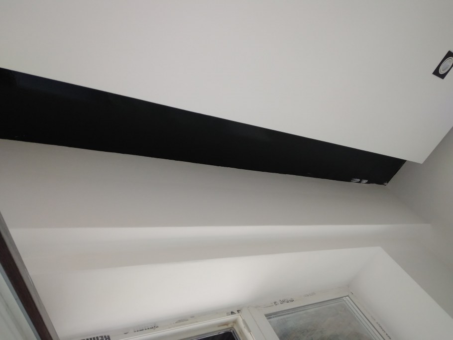 Натяжной потолок с черными нишами