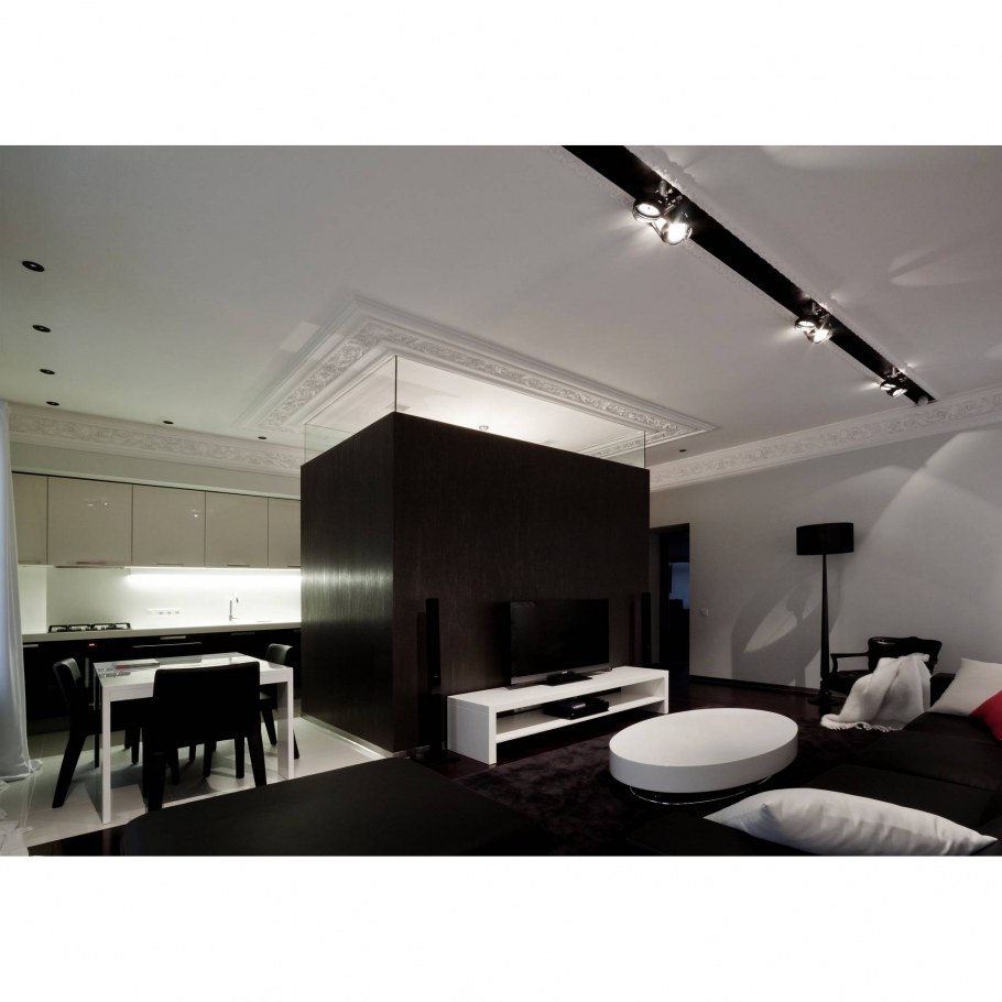 Потолок с черной полосой