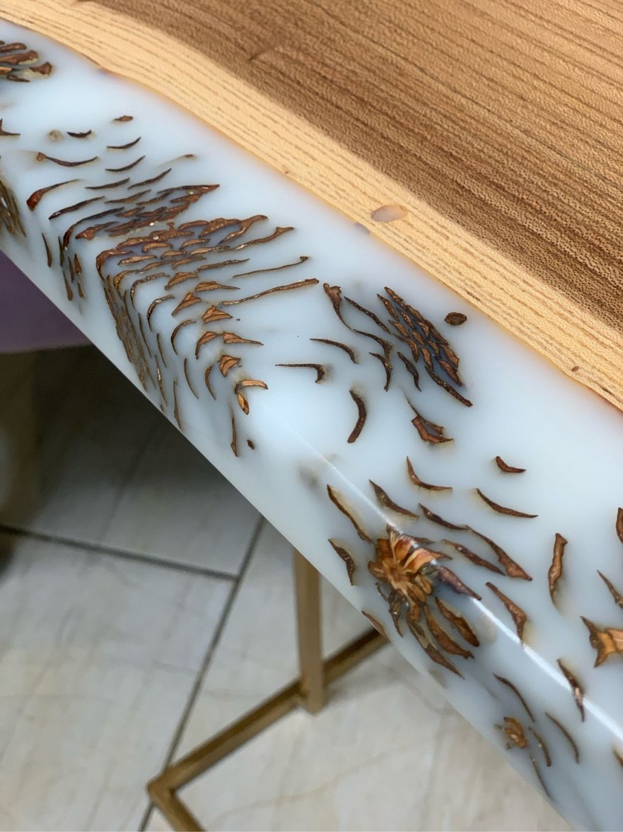 Столик с эпоксидной смолой