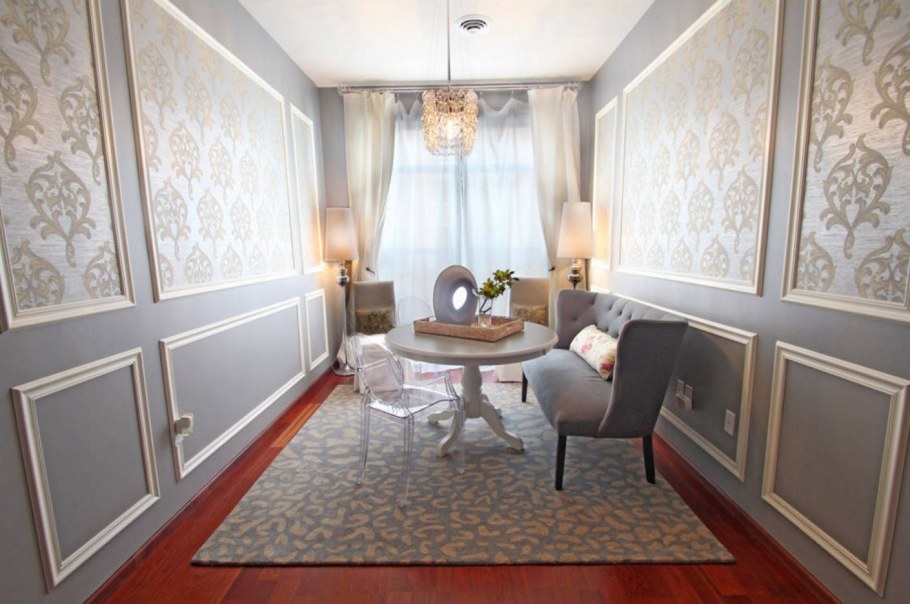 Молдинги для стен в интерьере гостиной