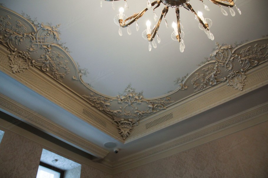 Гипсовый декор на потолок