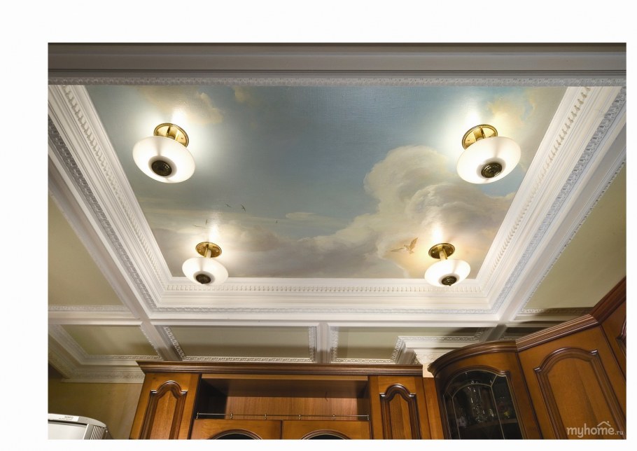 Лепнина на потолке на кухне