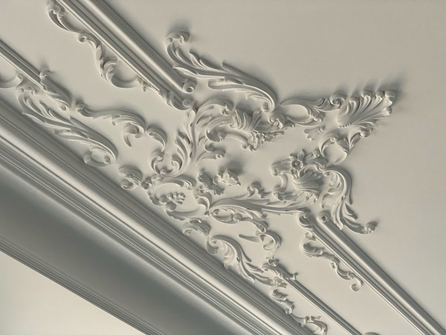 Лофт с лепниной в интерьере