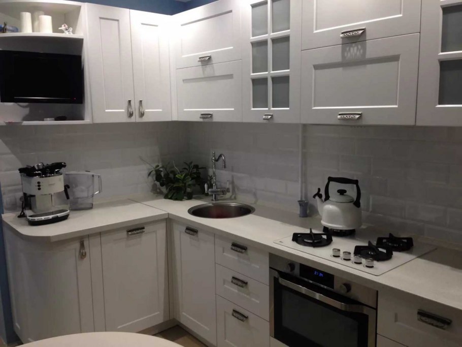 Белая угловая кухня в хрущевке