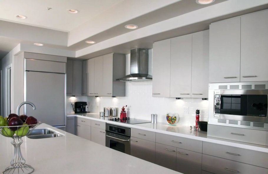 Кухня светлая современная
