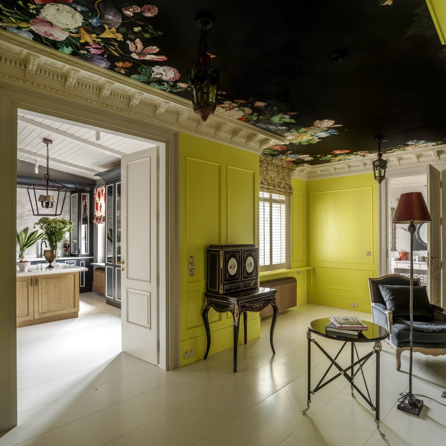 Темный потолок в интерьере кухни