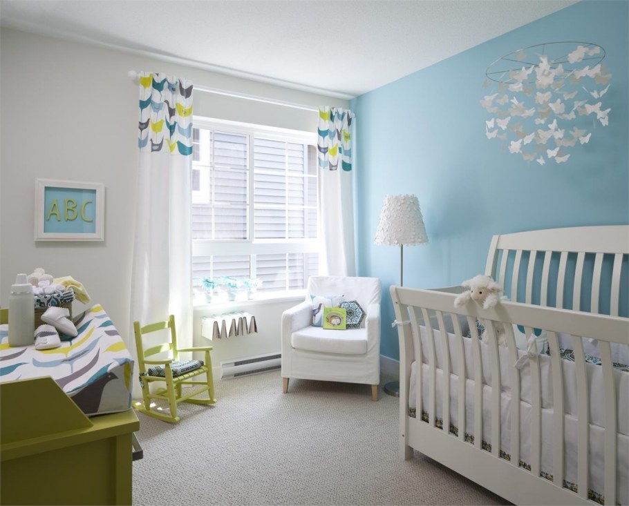 Девочка играет в комнате