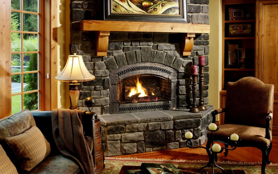 Уютная комната с камином