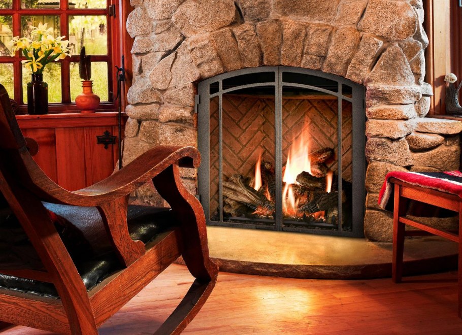 Камин и кресло качалка